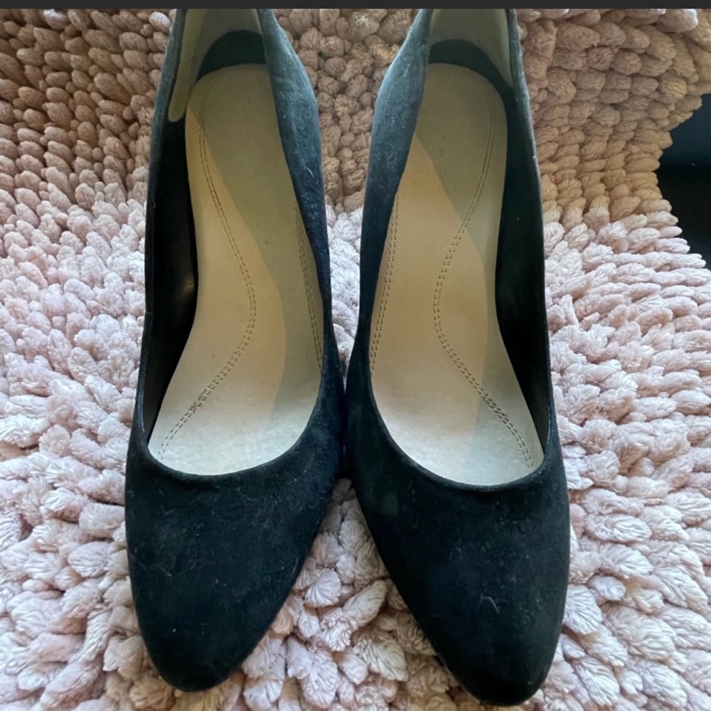 Tahari Black heels Size 9